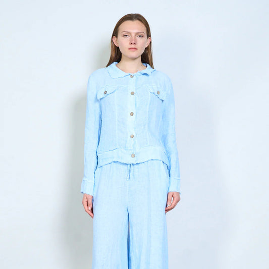 Giacca corta in tessuto naturale con colletto e tasche applicate