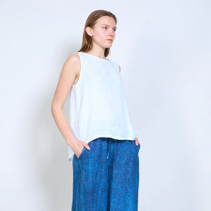 Top donna smanicato in lino con linea fluida