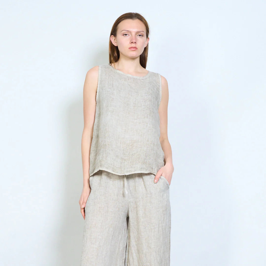 Top donna smanicato in lino con linea fluida