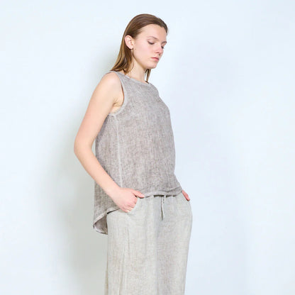 Top donna smanicato in lino con linea fluida
