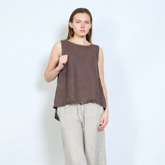 Top donna smanicato in lino con linea fluida