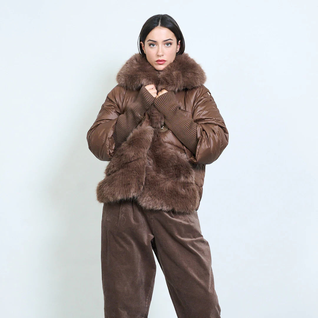 Piumino corto donna con inserti in pelliccia sintetica – Sunnyday