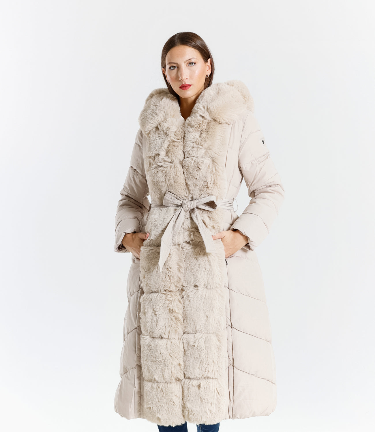 Piumino lungo donna con inserti in pelliccia sintetica e cintura